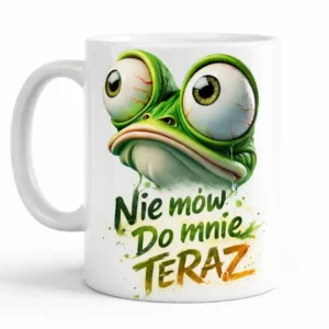 Biały kubek z grafiką zmęczonej żaby o wielkich, przekrwionych oczach i opadniętym kąciku ust. Pod żabką widnieje zielono-pomarańczowy napis w stylu graffiti „Nie mów Do mnie TERAZ”.